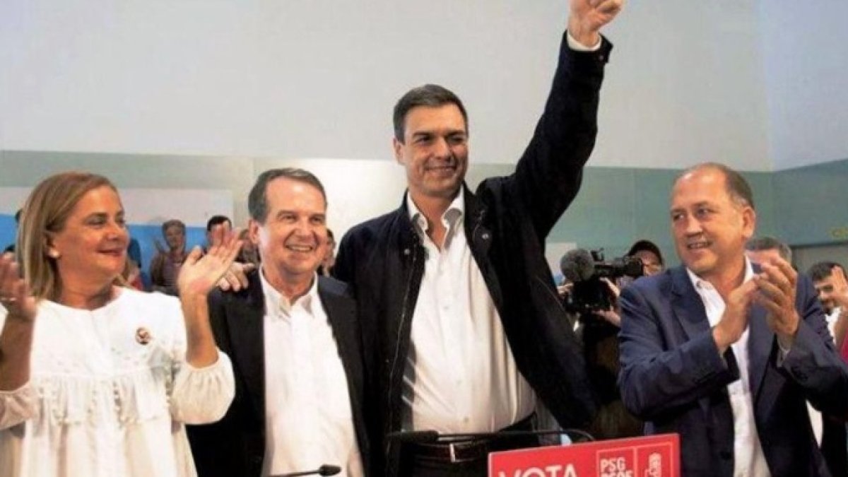 Pedro Sánchez, en un acto del PSdG. Junto a él, Carmela Silva, Abel Caballero y Joaquín González Leiceaga.