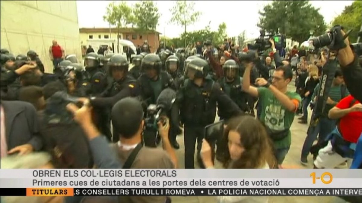 La Guardia Civil toma el control del colegio electoral de Puigdemont.