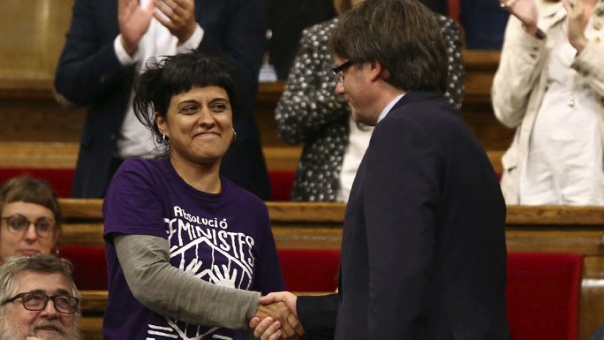 Puigdemont estrechando la mano de la lider de la CUP, Anna Gabriel.