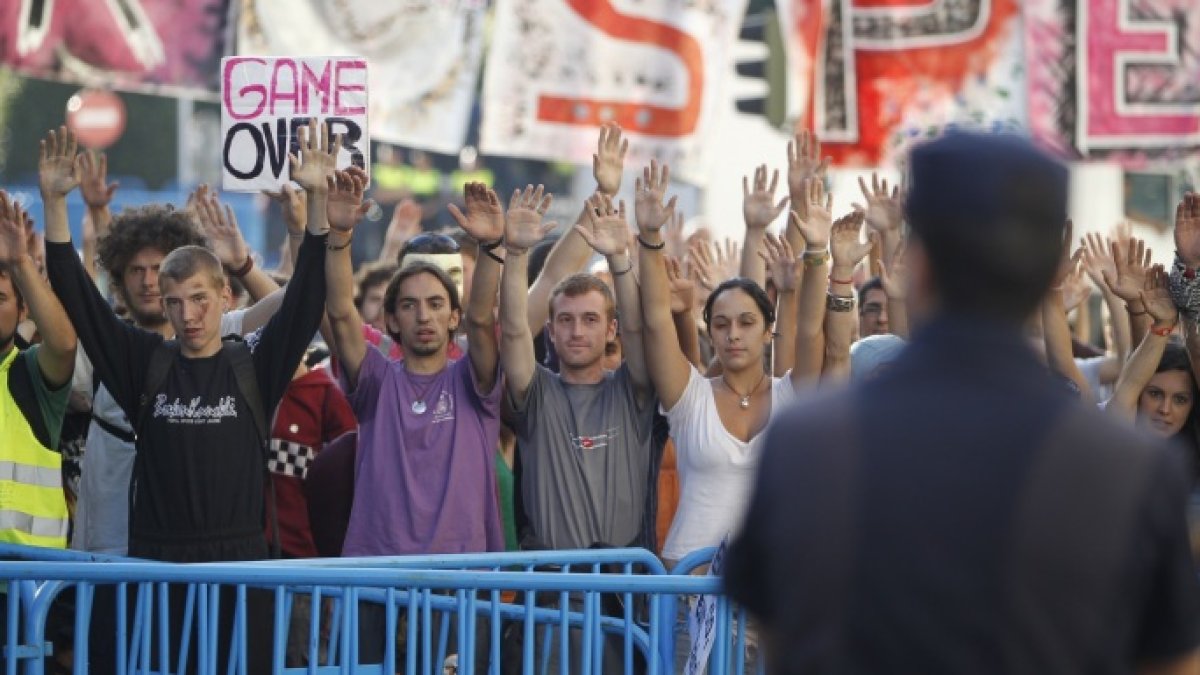 Manifestantes del 15M, frente al Congreso en junio de 2011