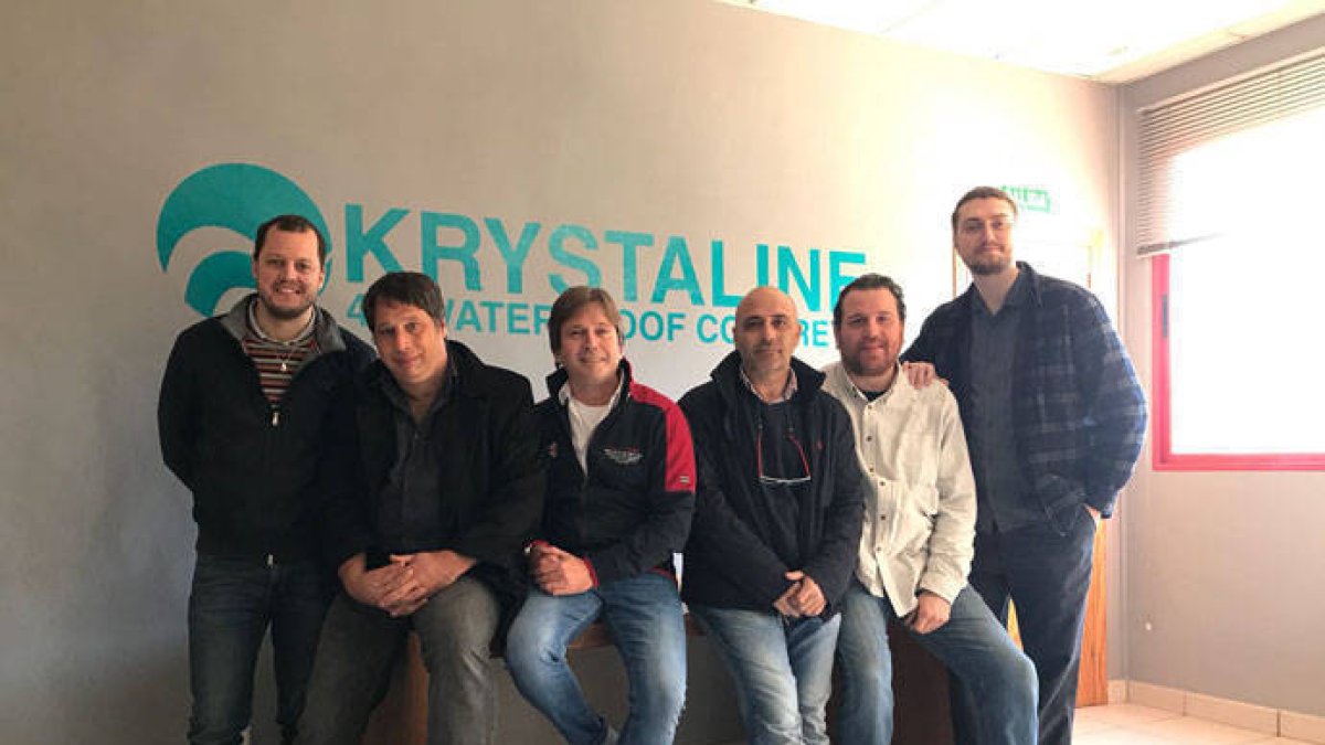 El grupo de emprendedores que forman la empresa alicantina Krystaline.
