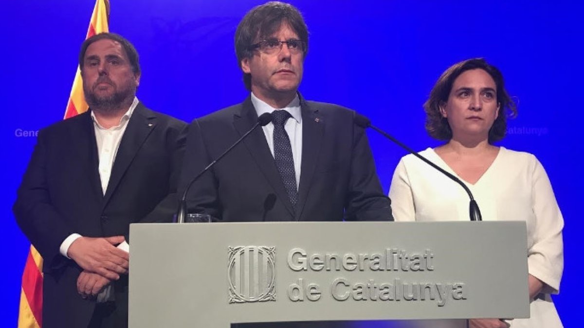 Puigdemont, entre Junqueras y Colau