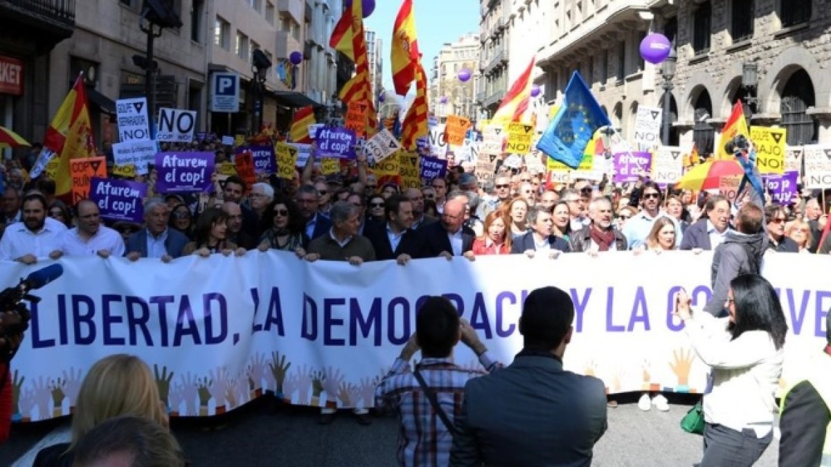 Una de las marchas convocadas en Cataluña en favor de la democracia y la convivencia y contra el procés.