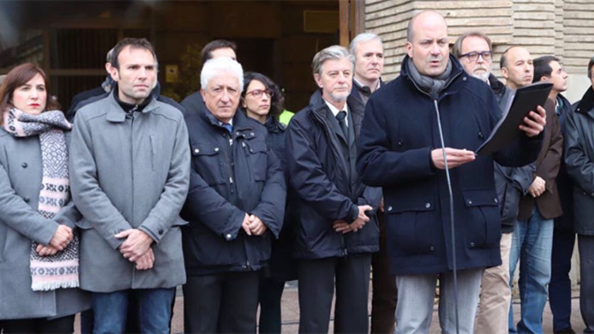 A las puertas del Ayuntamiento de Zaragoza se leyó un texto de condena de todos los grupos.