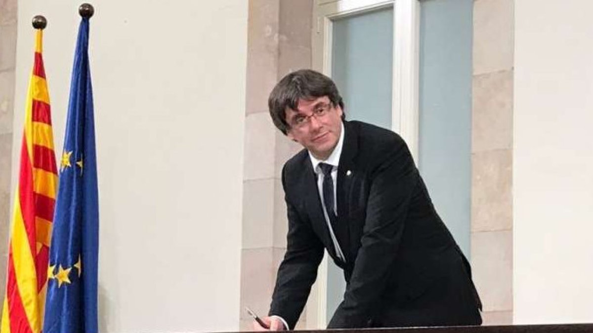 Puigdemont, ayer, tras anunciar ysuspender la independencia