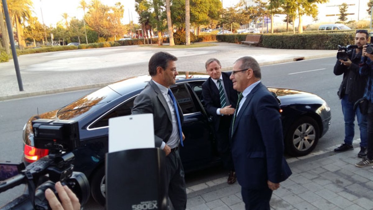 El ministro Catalá llega junto con Juan Carlos Moragues a la clausura de la Asamblea anual de la Asociación de Jueces y Magistrados Francisco de Vitoria en Alicante.