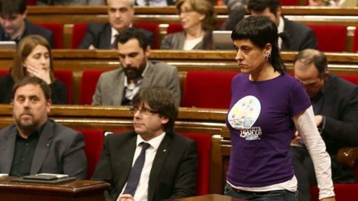 Anna Gabriel (CUP) pasa por delante de Puigdemont en un pleno del Parlament.