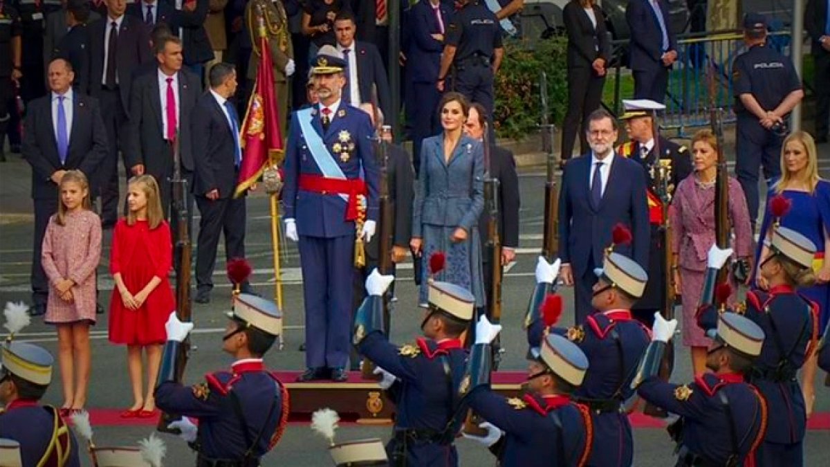 Palco de autoridades, poco antes de iniciarse el desfile.