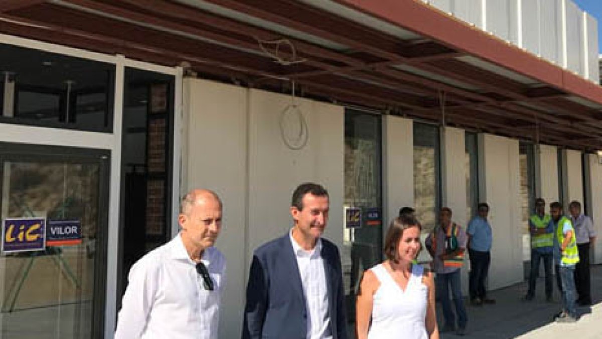 La edil de Compromís, Esther Díez, junto al alcalde Carlos González, en la estación de Matola.