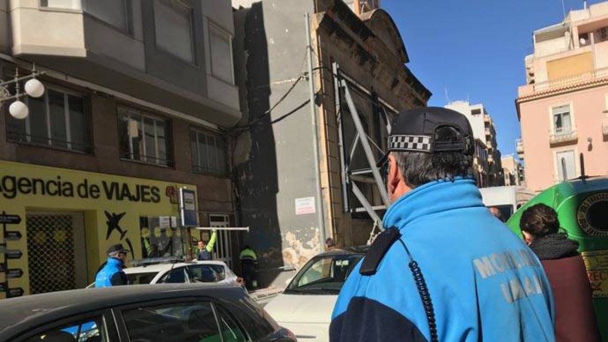 La plaza de la Constitución y la calle Almórida por fin se abren al tráfico.