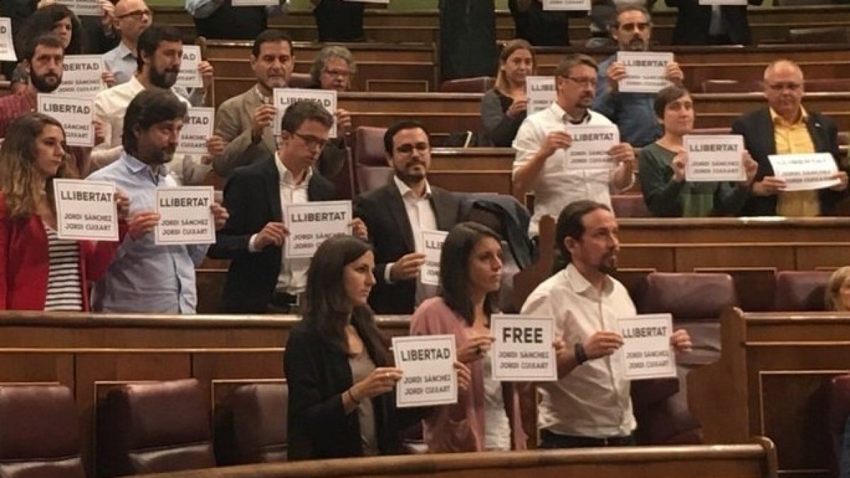 Los diputados de Podemos, mostrando carteles en favor de los Jordis en el Congreso, el pasado martes