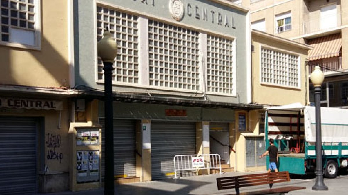 Imagen del cierre del Mercado Central y del desalojo de los comerciantes.