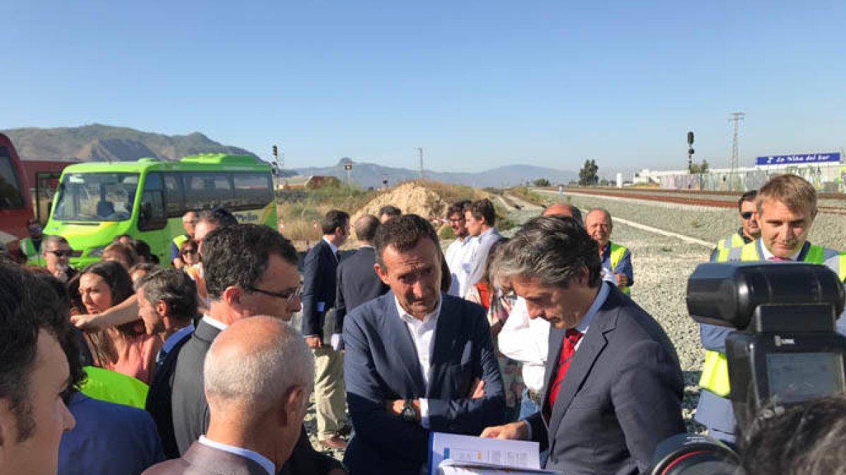 El alcalde Carlos González ya pidió agilidad en las obras del AVE en la visita del ministro de Fomento, Íñigo de la Serna, a la estación de Matola.