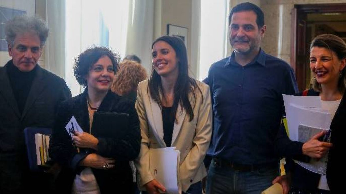 Irene Montero, junto a varios de sus diputados, este lunes a la entrada de la Junta de Portavoces del Congreso.