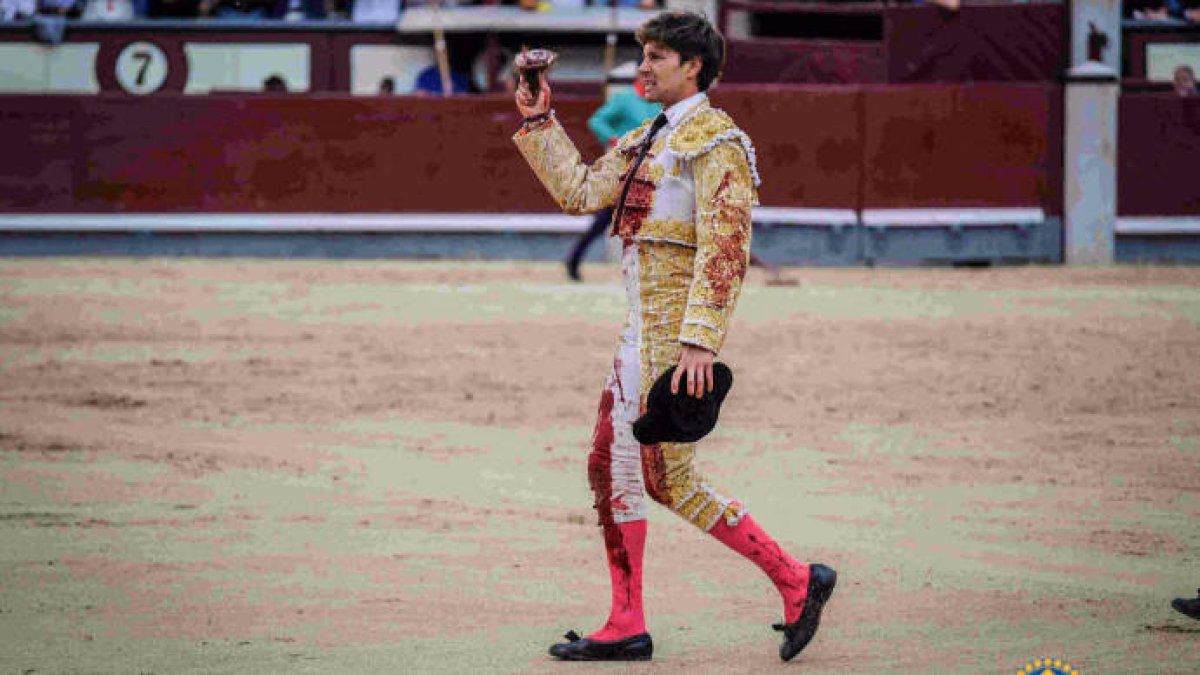 Juan Leal, herido, pasea la oreja cortada al tercero