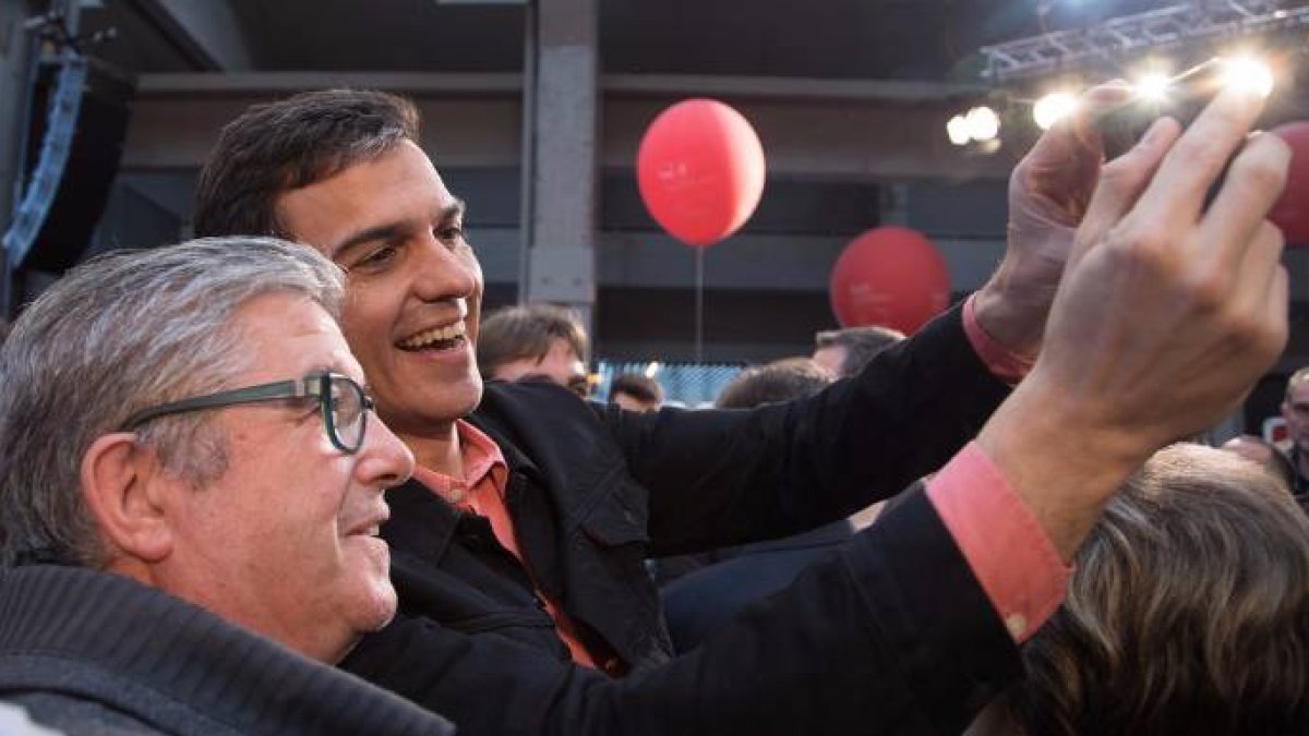 Pedro Sánchez haciéndose un selfie.