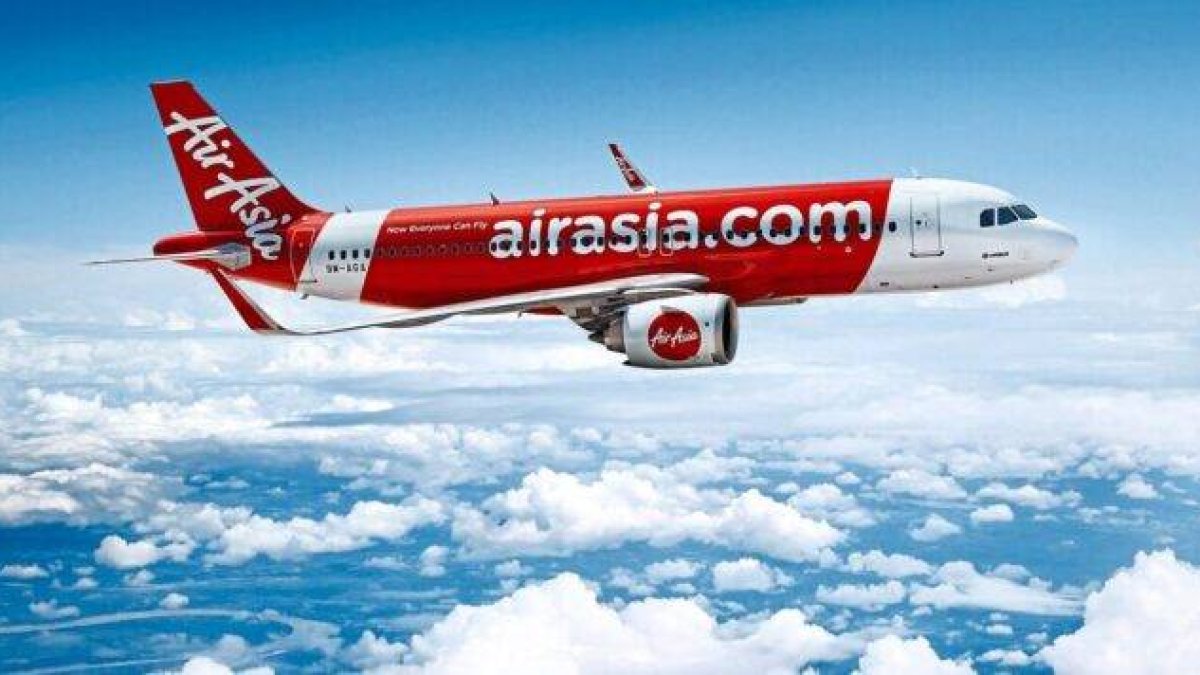 Air Asia presenta el nuevo uniforme de la tripulación de cabina con equipo de protección