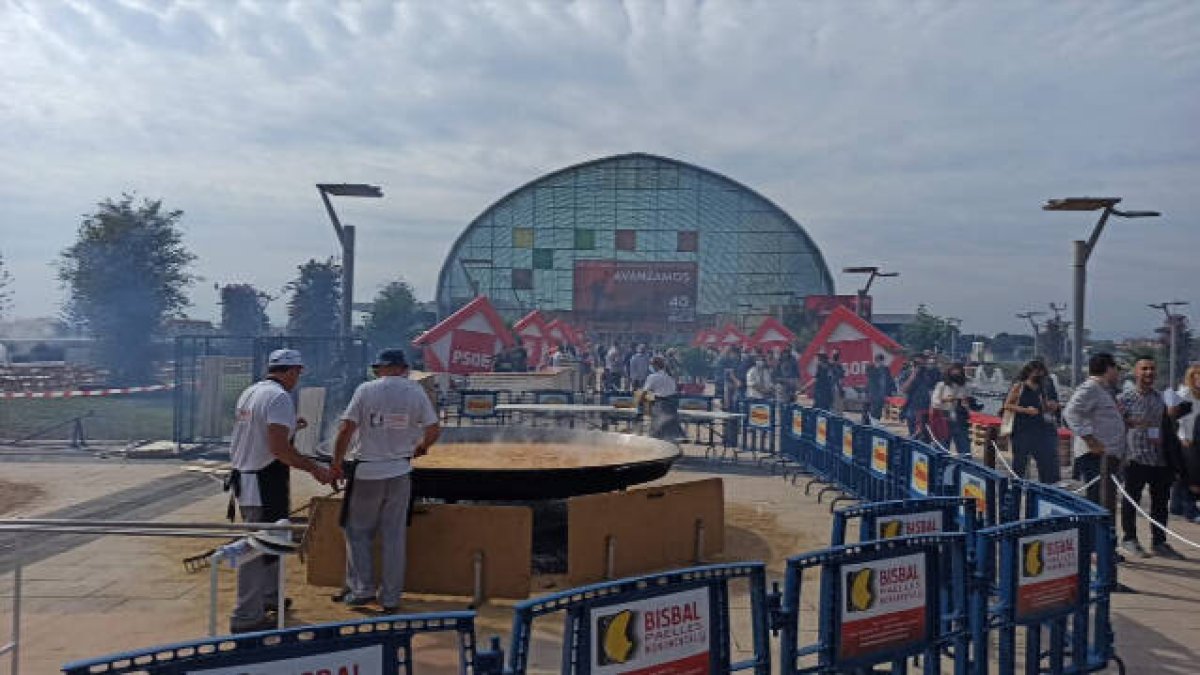 Paellas gigantes en el 40 Congreso del PSOE