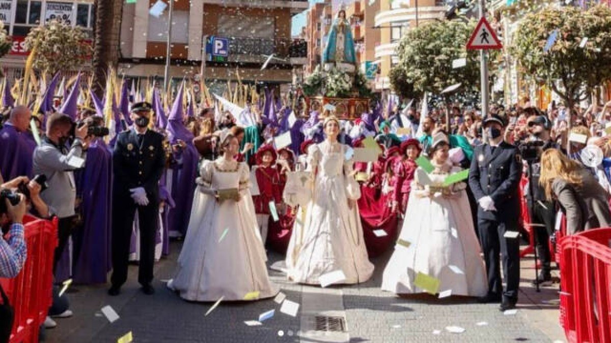 La Reina del Emcuentro de Torrent junto a la Virgen