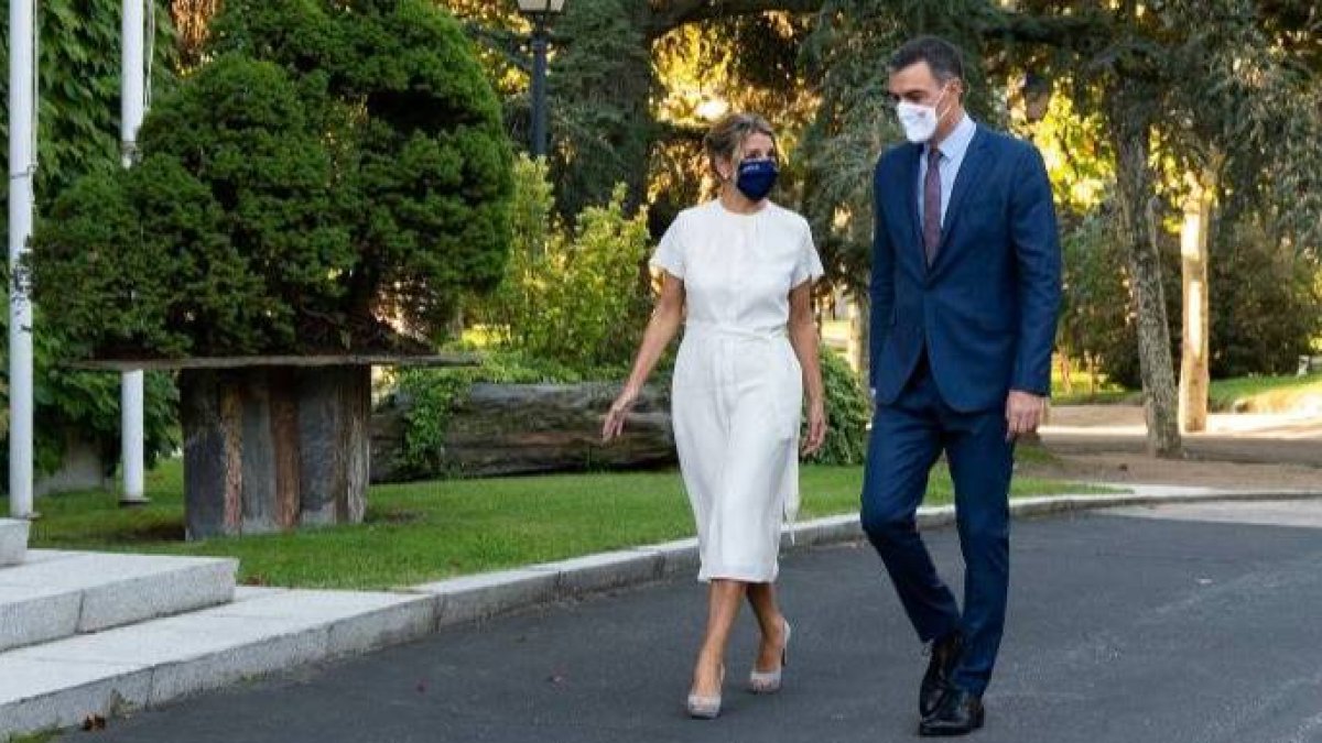 Sánchez y Yolanda Díaz paseando por La Moncloa.