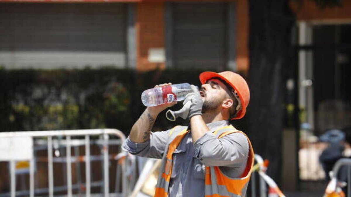 Obrero bebiendo agua durante su jornada laboral.