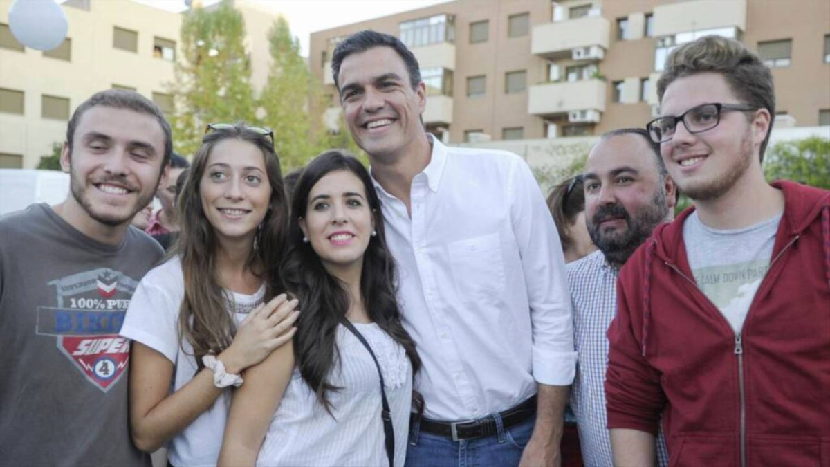 Pedro Sánchez y jóvenes de Madrid