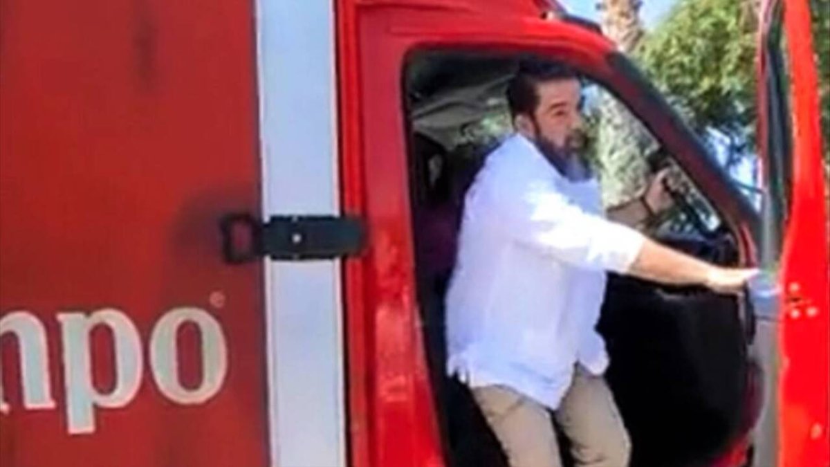 Antonio llegó a su boda en un camión de Cruzcampo.