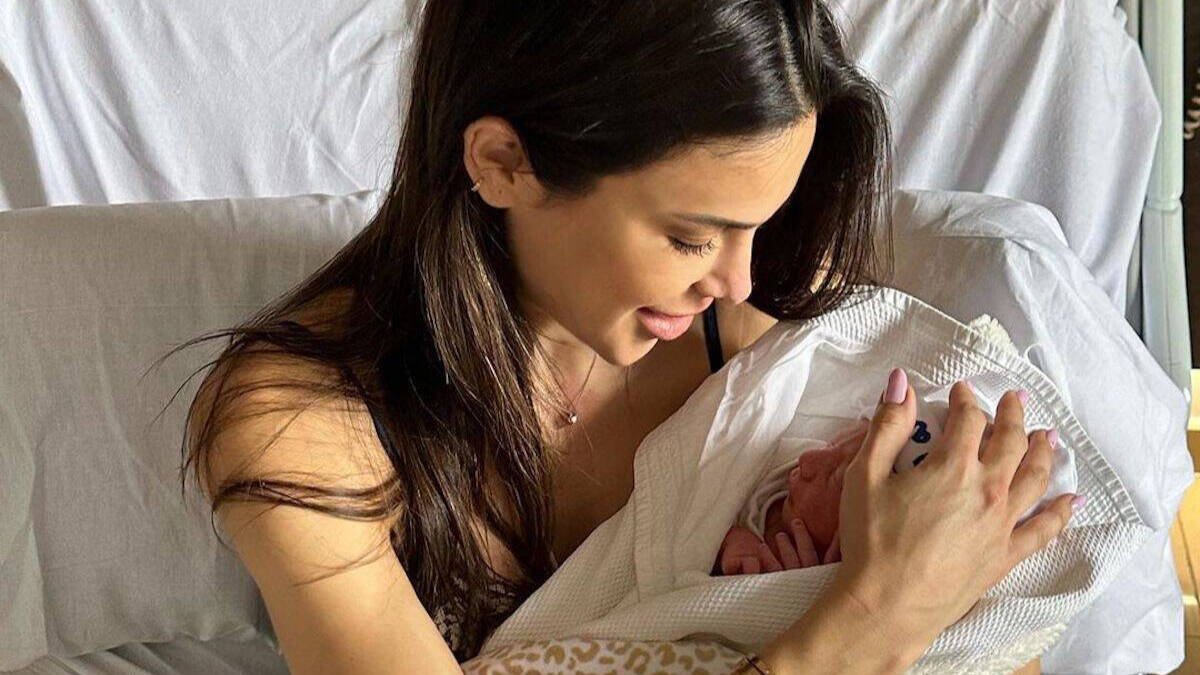 Carla Barber y su pequeño. Instagram.