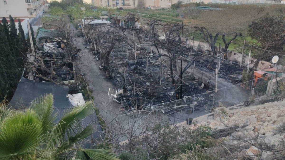 Así ha quedado el camping de La Herradura tras el incendio.