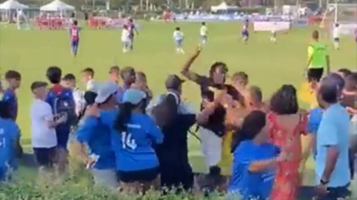 Imagen del intento de un espectador de acuchillar a otro, durante un partido de fútbol infantil.