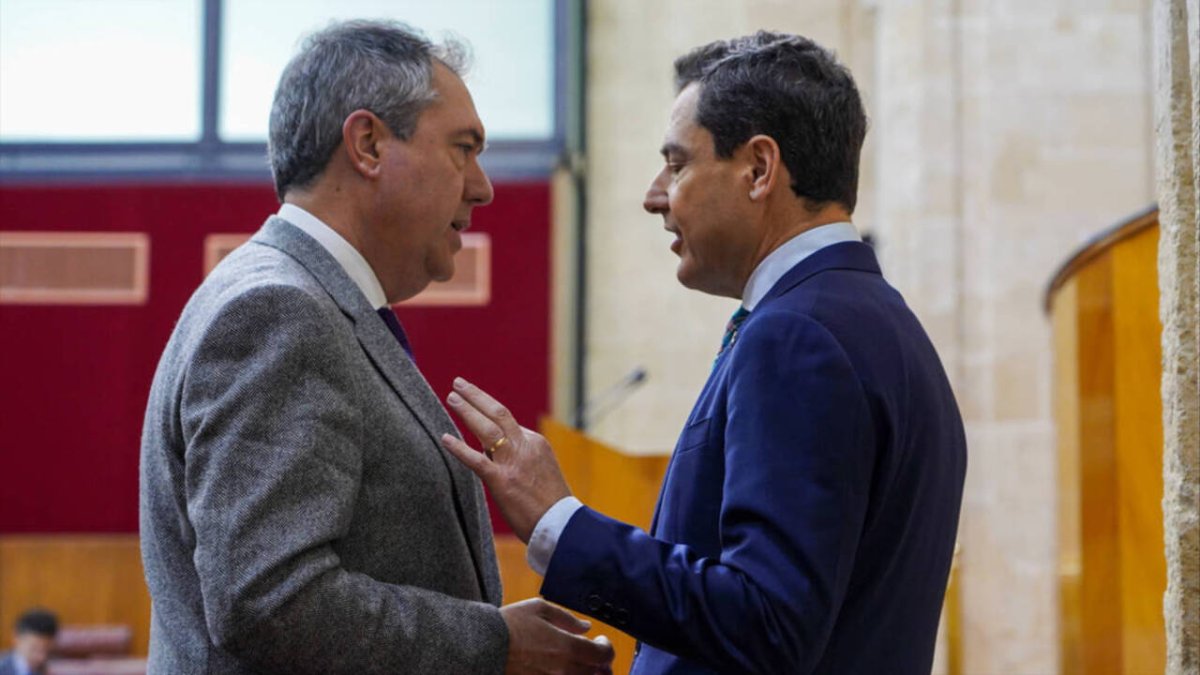 El presidente de la Junta de Andalucía, Juanma Moreno, con el secretario general del PSOE-A, Juan Espadas, en el pleno de febrero.