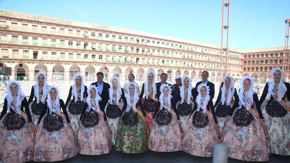 La cremà, el 'mar de mantillas' y la mascletà acercan Alicante y Córdoba