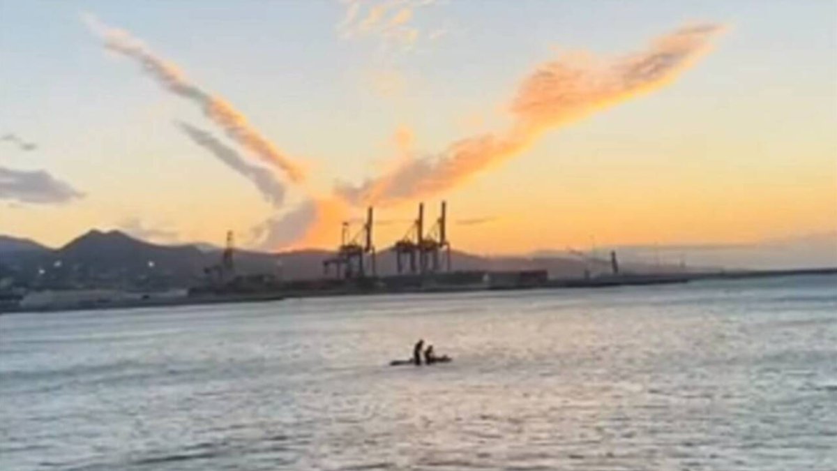 Últimas imágenes de los dos amigos desaparecidos cuando hacían paddle surf en Málaga.