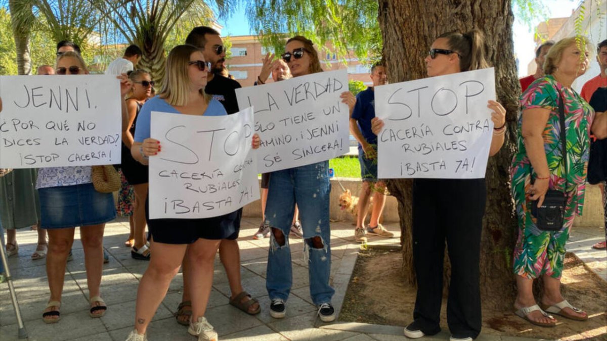 Los familiares de Luis Rubiales protestan en Motril junto a la iglesia donde su madre está en huelga de hambre.