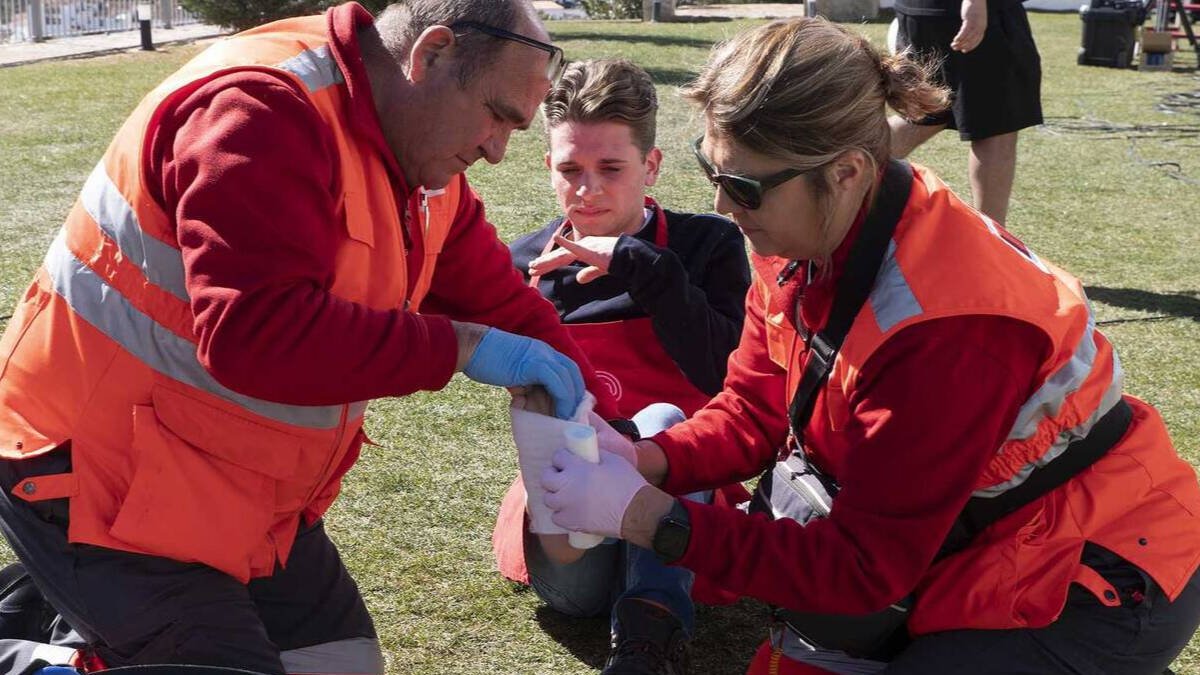 El equipo médico de 'Masterchef' atiende a Luca.