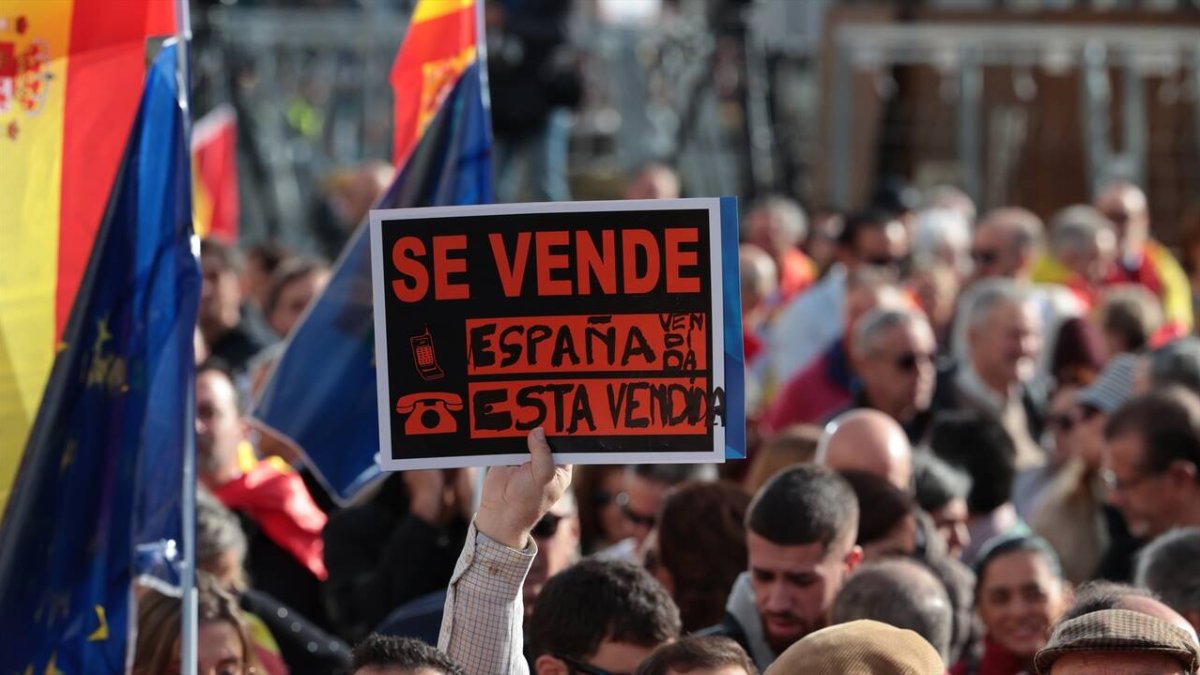 Una pancarta durante una manifestación contra la amnistía, en la Puerta del Sol, a 12 de noviembre de 2023, en Madrid (España).  Fuente: Jesús Hellín, Europa Press.