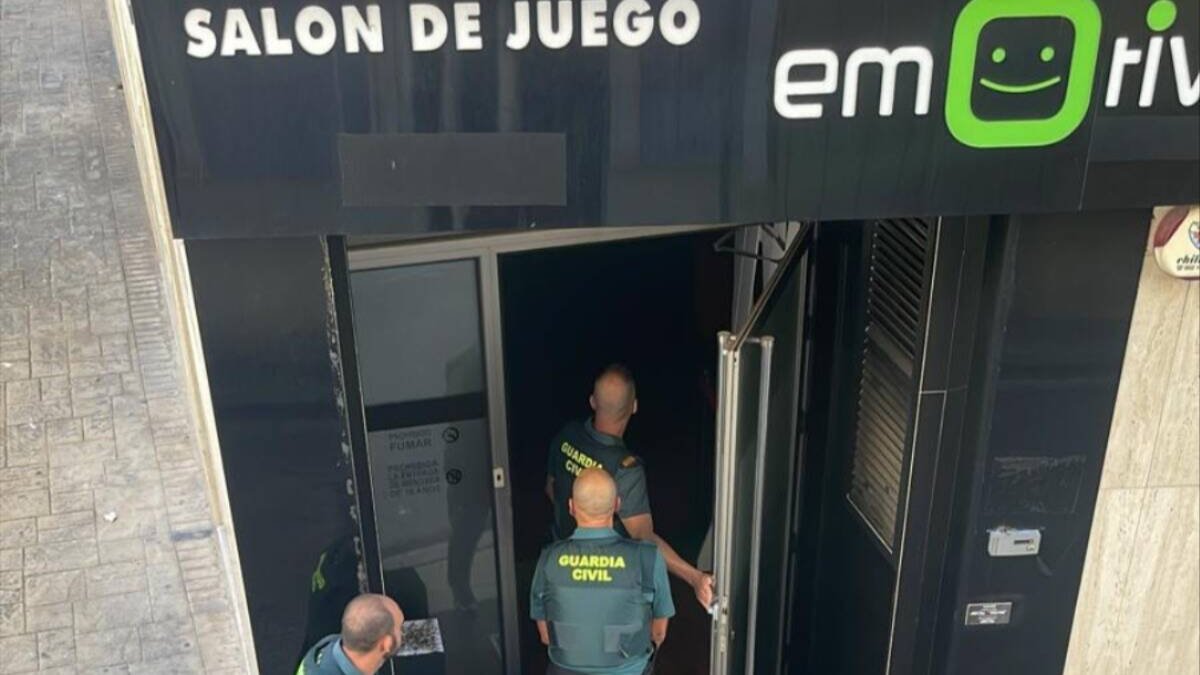 Agentes de la Guardia Civil entrando en la Sala de Apuestas