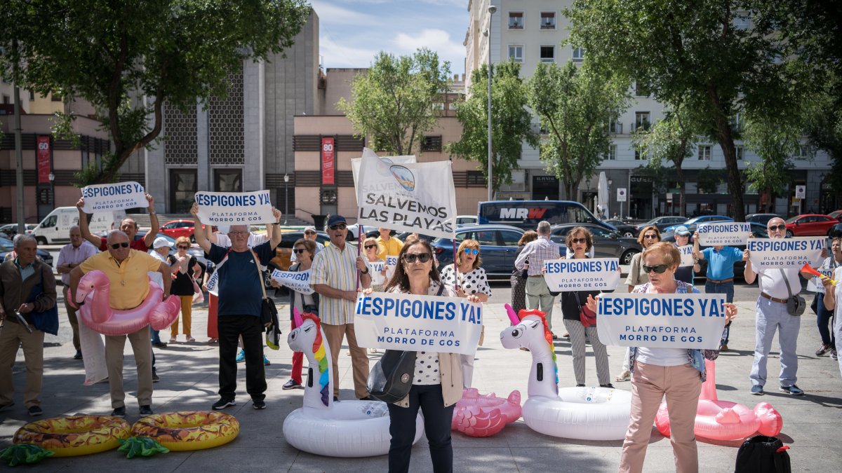 Vecinos de Oropesa del Mar y la Plataforma Morro de Gos con pancartas durante una manifestación, frente al ministerio de Transición Ecológica y Reto Demográfico