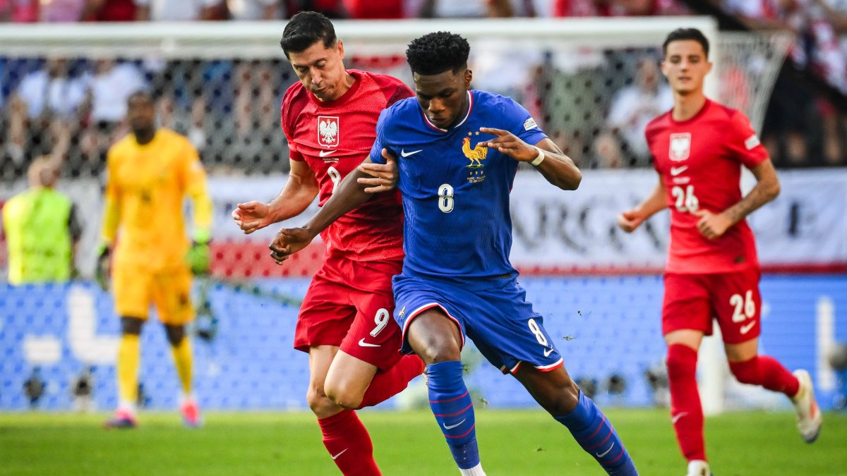 Tchouameni, junto a Lewandowski en un partido de la Eurocopa.