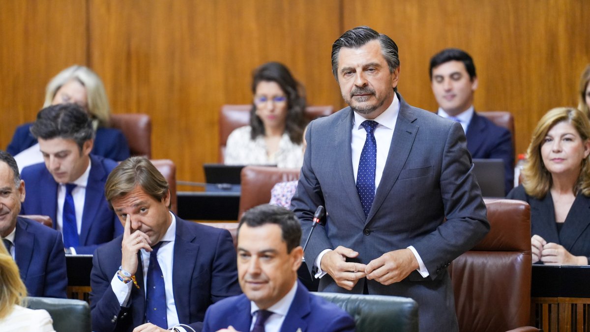 El portavoz del grupo parlamentario PP-A, Toni Martín, junto al presidente del PP y la Junta, Juanma Moreno y al secretario general del PP-A, Antonio Repullo.