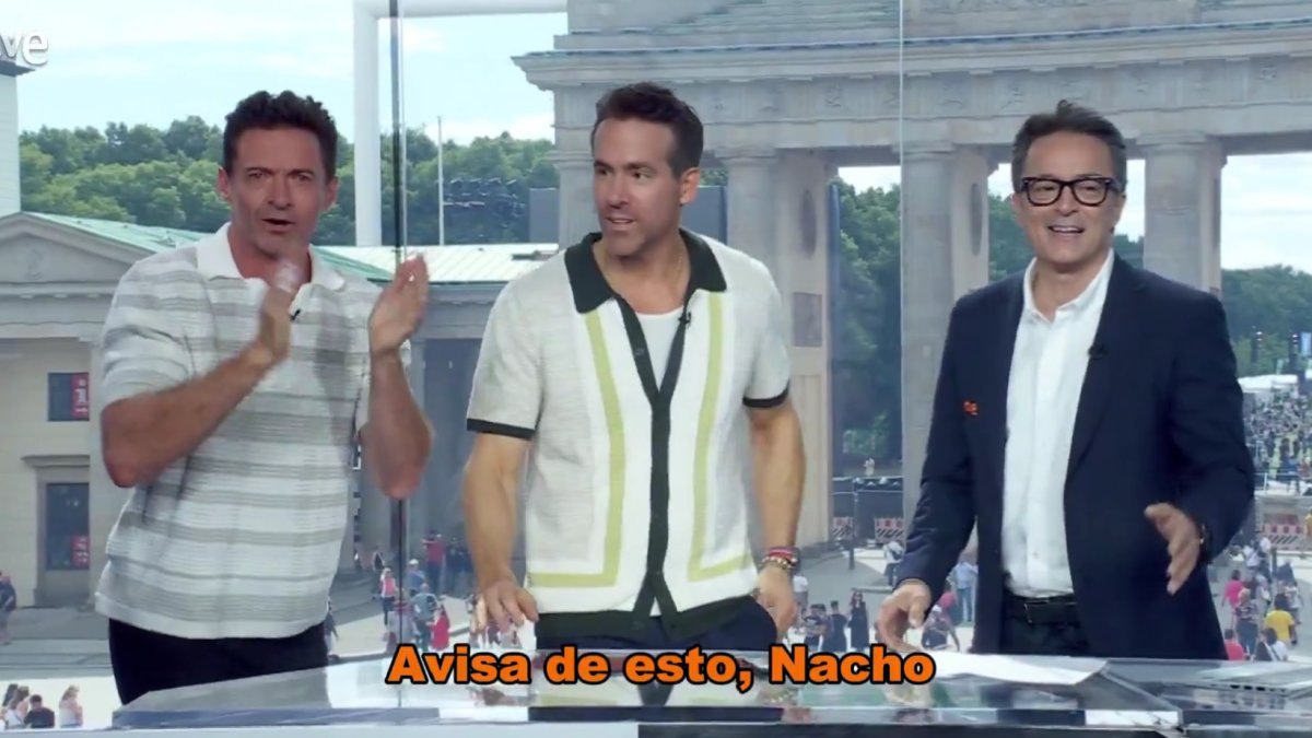 Hugh Jackman, Ryan Reynolds y Marcos López en el set de RTVE