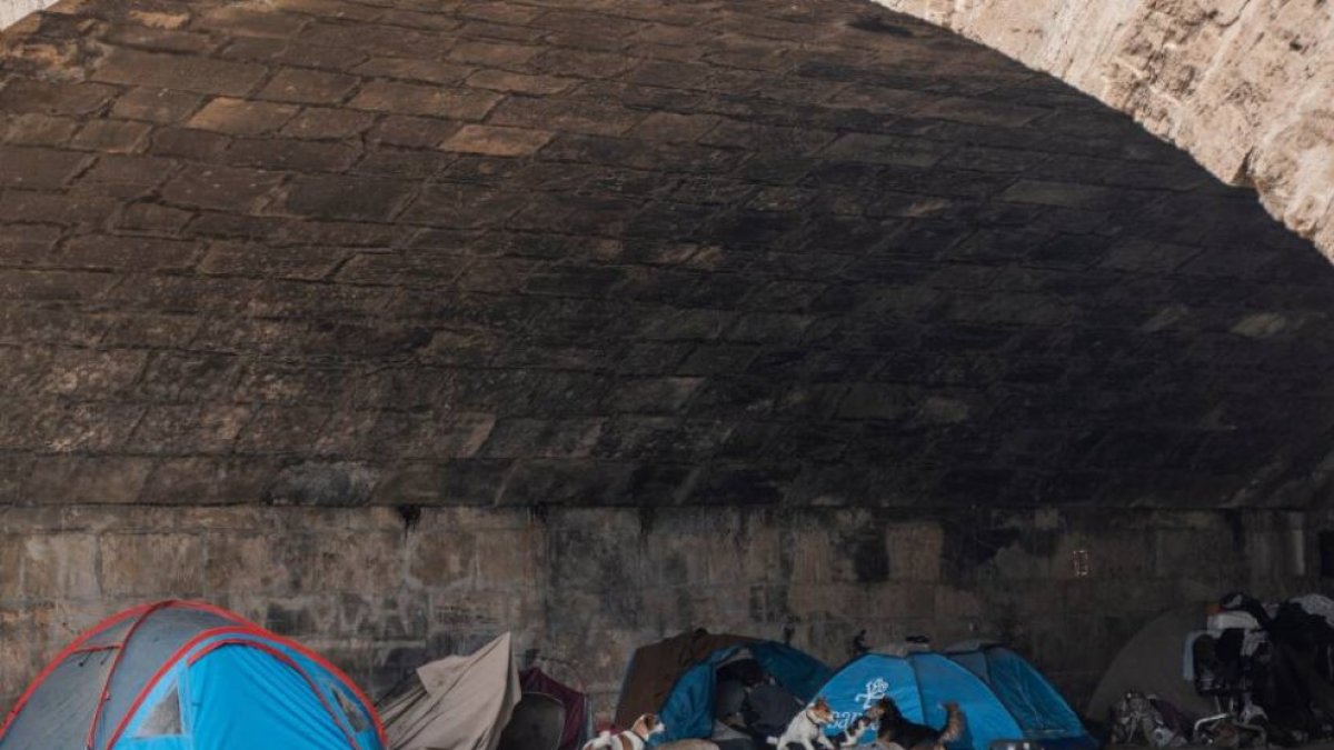 Tiendas de campaña en el Puente del Reino