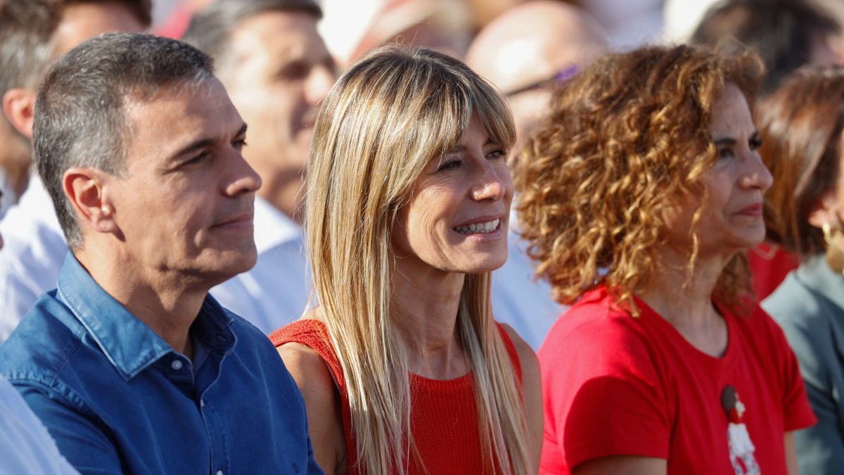 Begoña Gómez entre Sánchez y Montero