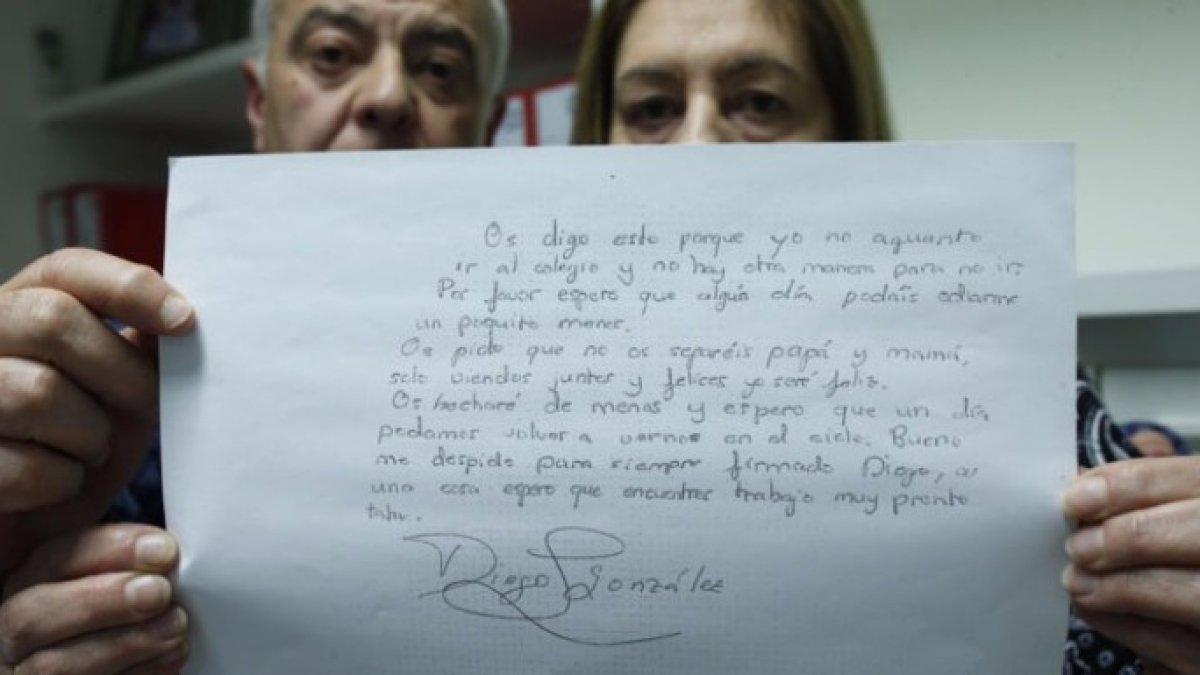 Los padres de Diego muestran su carta. Fotografía de 