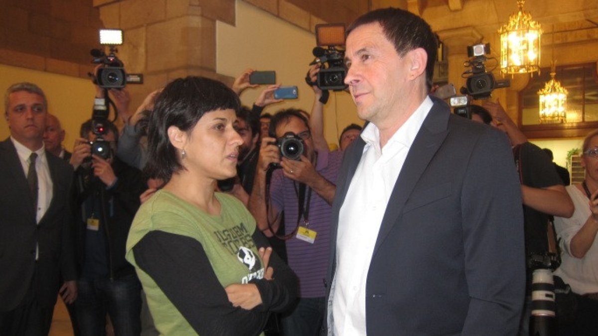 Anna Gabriel, de las CUP, con Arnaldo Otegi, emblema de la antigua Batasuna, en mayo de 2016 (EP)