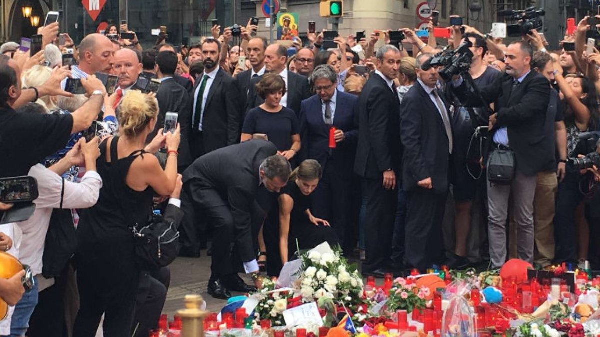 La ofrenda en Las Ramblas encabezada por los Reyes