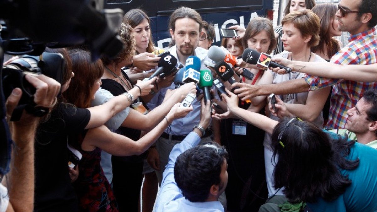 Pablo Iglesias, hace unos meses, rodeado de prensa