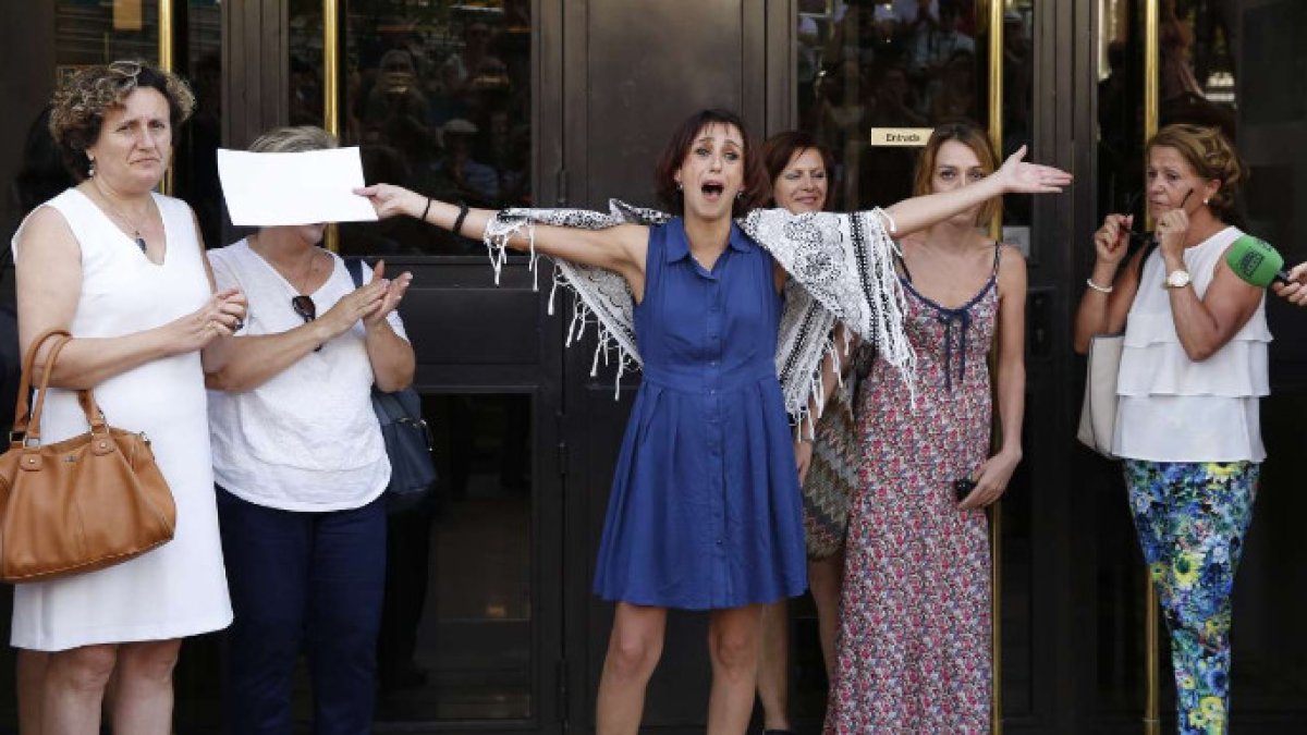 Juana Rivas, con parte de su familia y sus asesores, en los juzgados de Granada la pasada semana