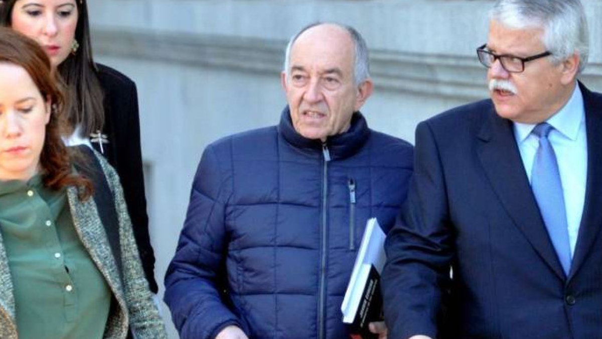 Fernández Ordóñez (centro?, con su defensa, el pasado marzo en la Audiencia Nacional