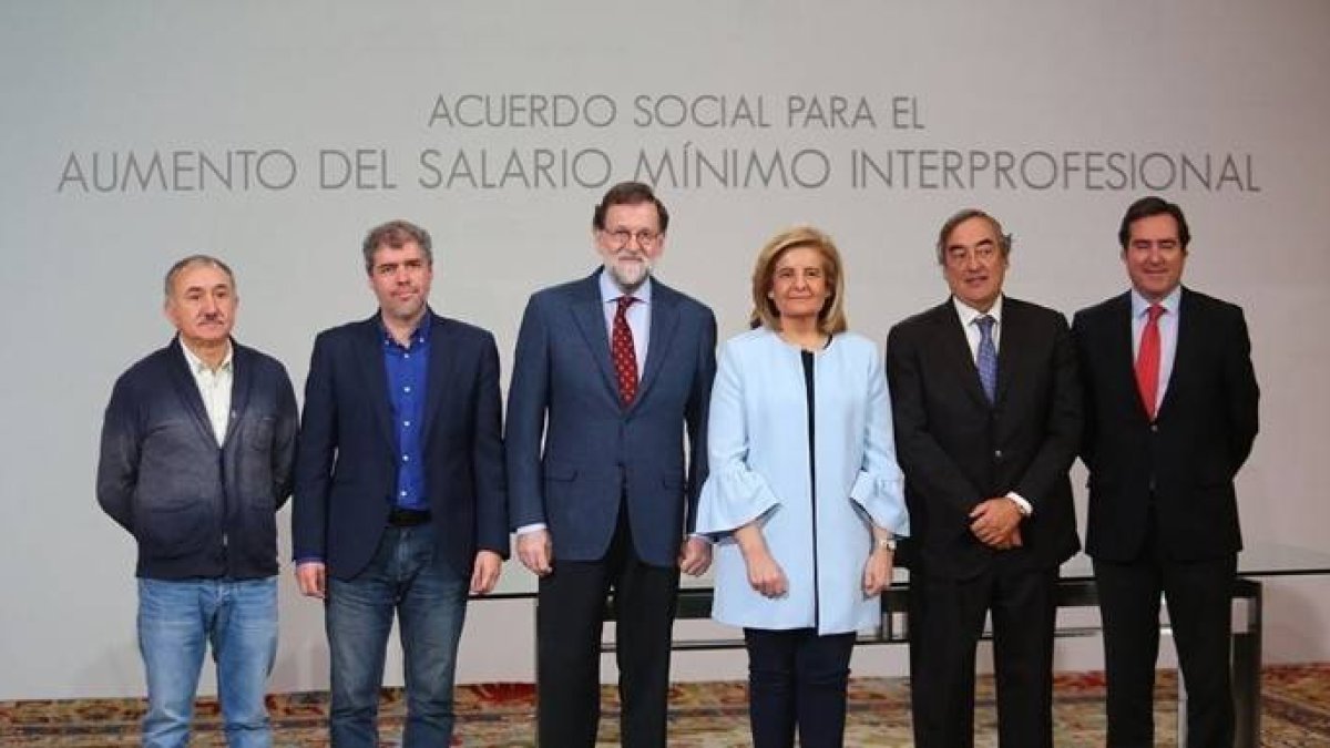 Sindicatos, patronales y Gobierno, en la firma del pacto por el SMI